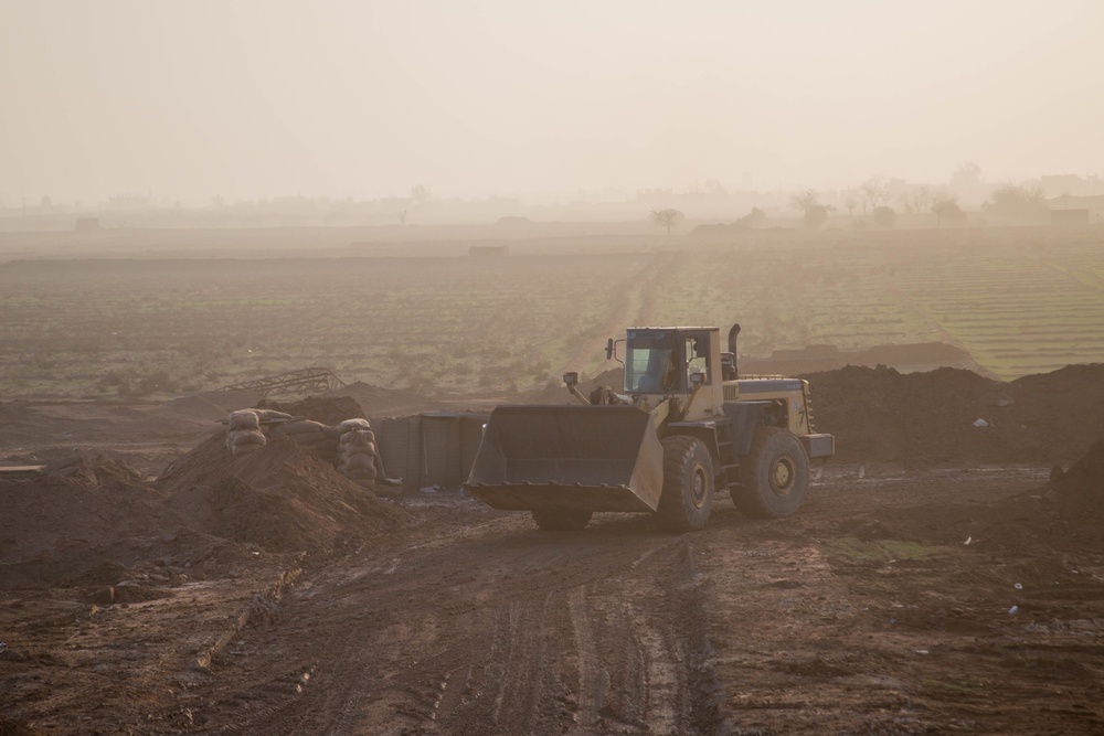 SDF CONTRACTORS BUILD/IMPROVE BATTLE POSITIONS IN THE MERV
