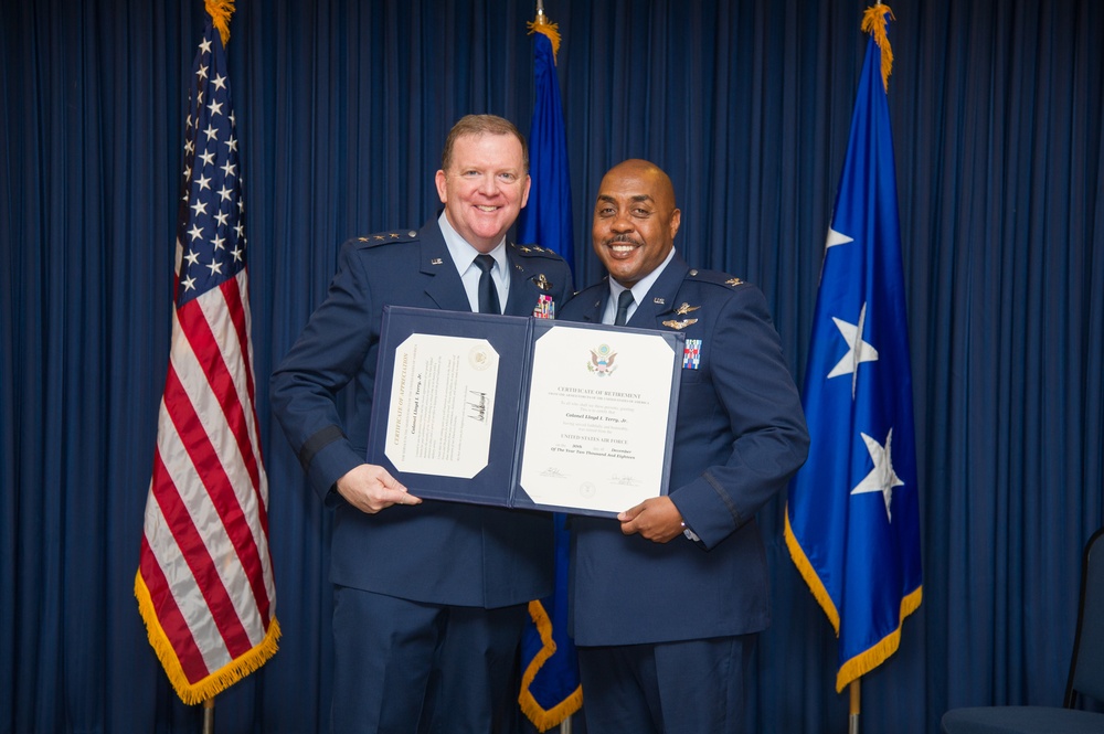 Lt. Gen. Scobee presents retirement certificates