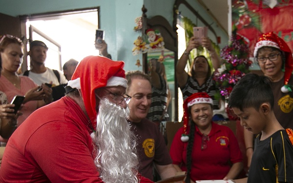 USNS Wally Schirra, Philippine Navy Serve Friendship, Joy to Philippine Kids