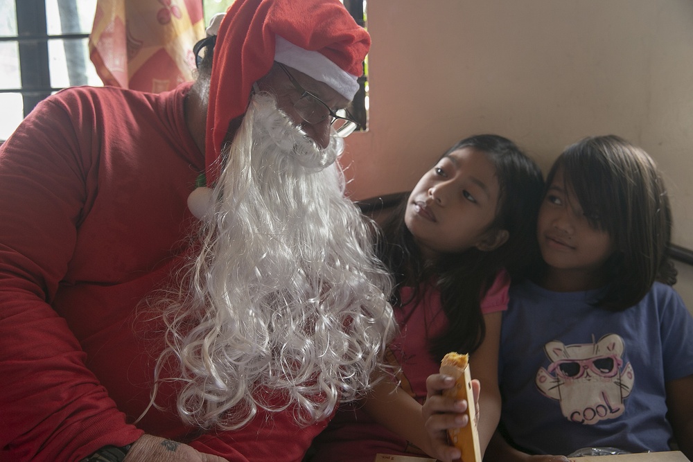 USNS Wally Schirra, Philippine Navy Serve Friendship, Joy to Philippine Kids