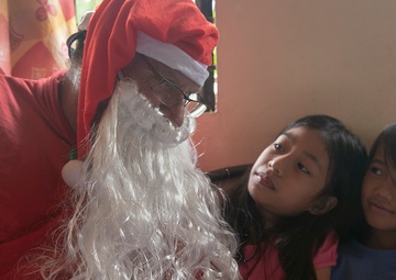 USNS Wally Schirra, Philippine Navy Serve Friendship, Joy to Philippine Kids