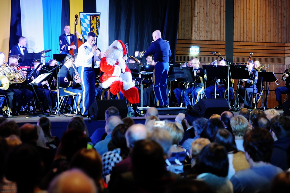 USAREUR Band &amp; Chorus Celebrate the 2018 Holiday Season with Grafenwoehr Community