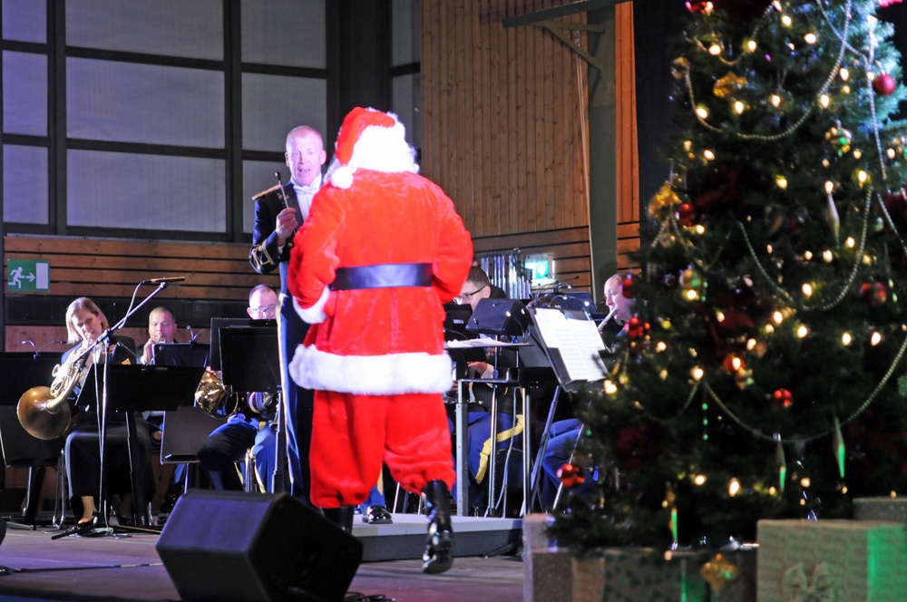 Santa and the USAREUR Band &amp; Chorus Celebrate the 2018 Holiday Season with Grafenwoehr Community