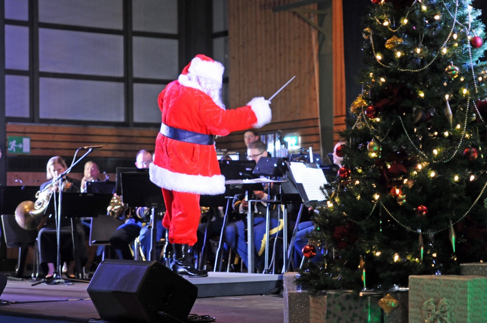 Santa and the USAREUR Band &amp; Chorus Celebrate the 2018 Holiday Season with Grafenwoehr Community