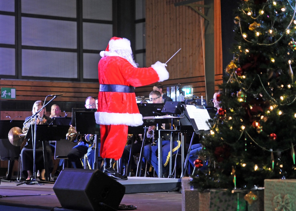 Santa and the USAREUR Band &amp; Chorus Celebrate the 2018 Holiday Season with Grafenwoehr Community