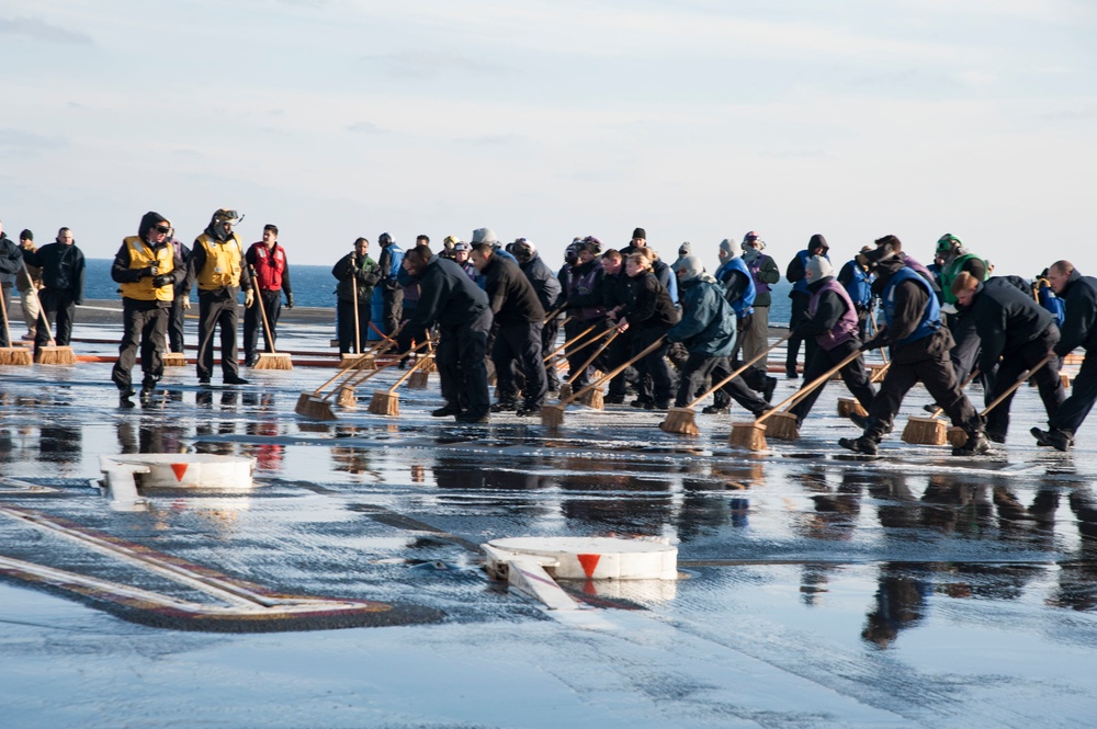 USS Abraham Lincoln (CVN 72).