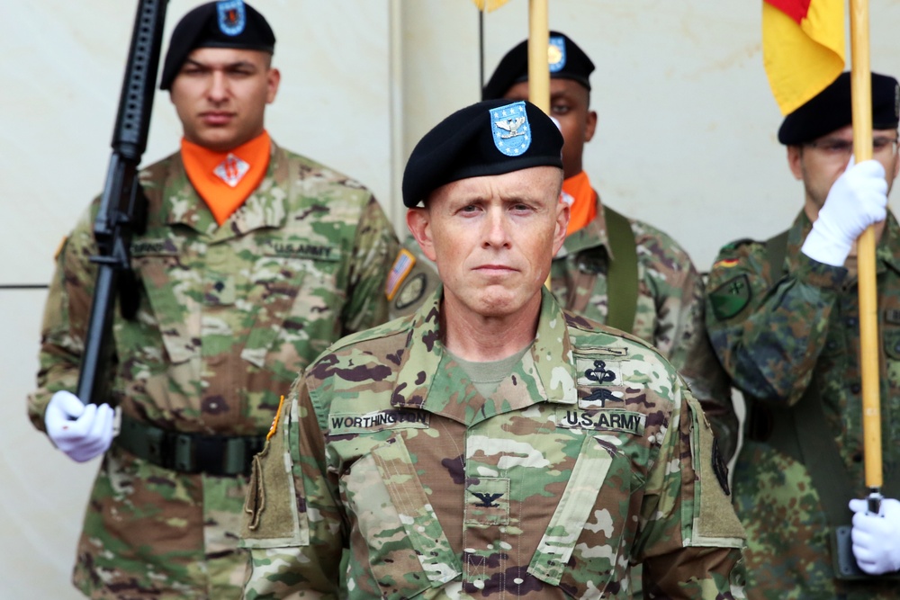 Worthington relinquishes command of 2nd Theater Signal Brigade