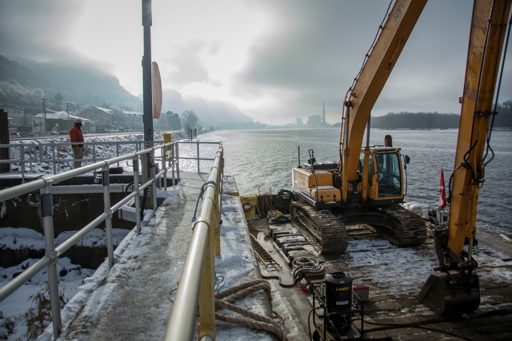 Protecting our infrastructure - winter maintenance at Lock and Dam 5