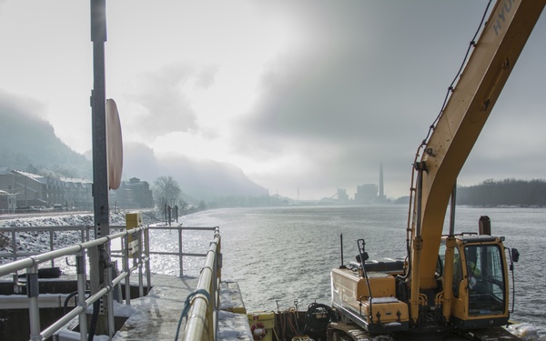 Protecting our infrastructure - winter maintenance at Lock and Dam 5