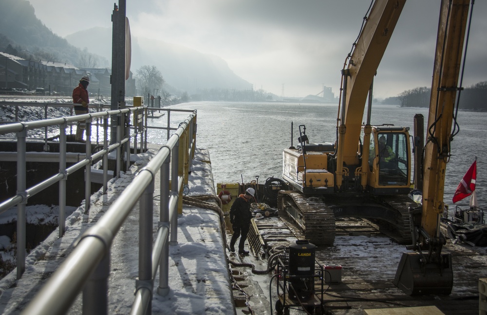 Protecting our infrastructure - winter maintenance at Lock and Dam 5