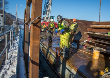 Protecting our infrastructure - winter maintenance at Lock and Dam 5