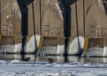 Protecting our infrastructure - winter maintenance at Lock and Dam 5