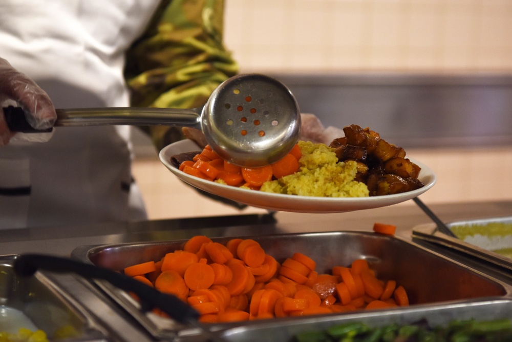 8th FW leaders serves holiday meals