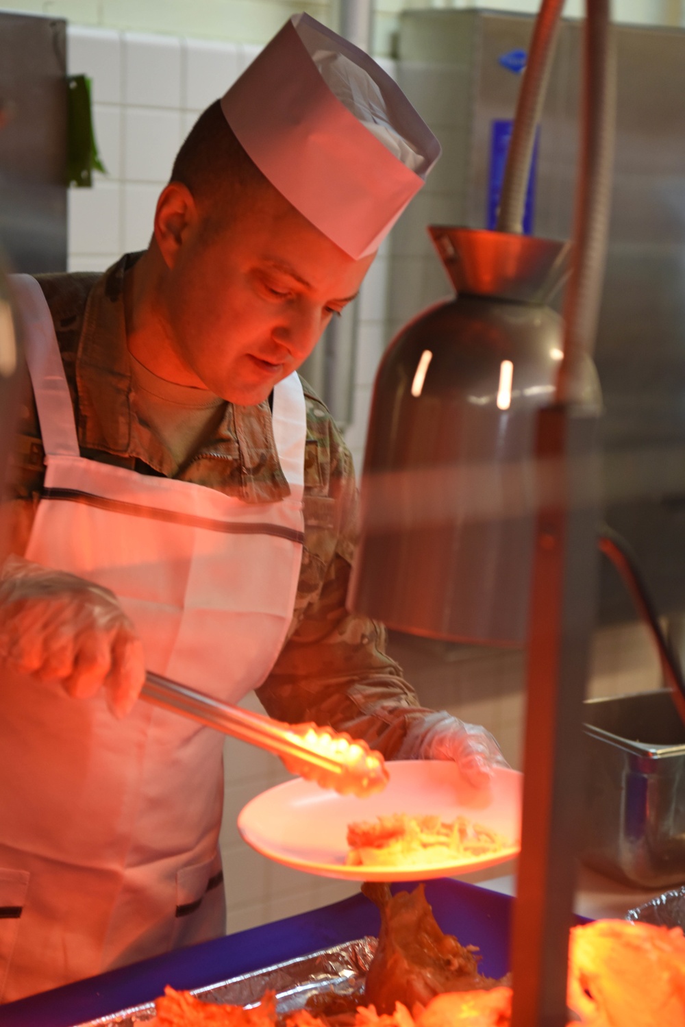 8th FW leaders serves holiday meals