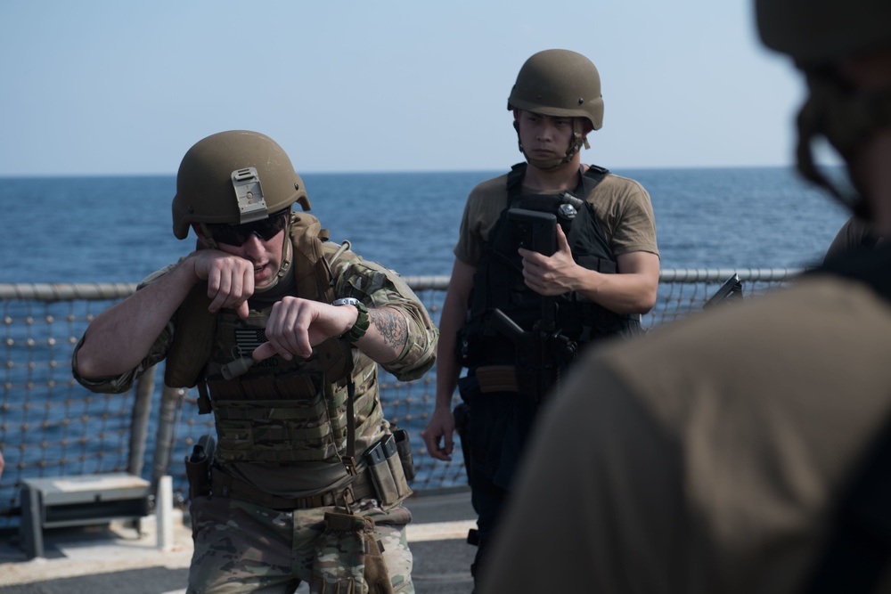 USS Chung-Hoon, US Army and US Coast Guard conduct VBSS training