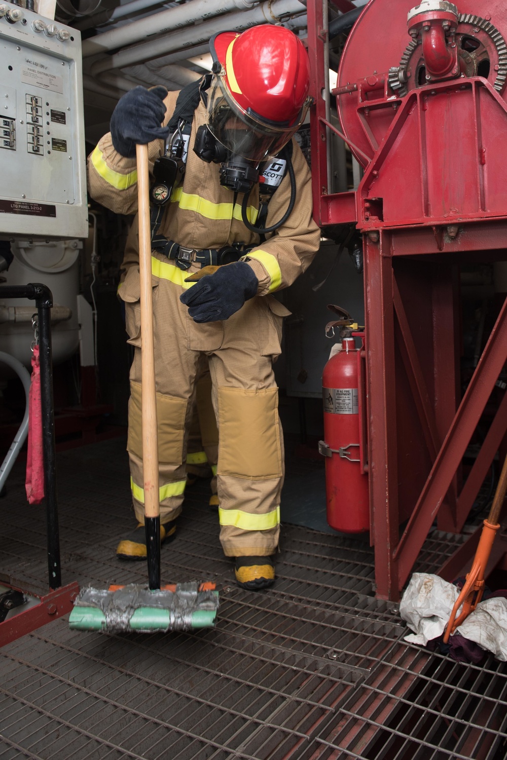 USS Chung-Hoon Sailors conduct damage control training