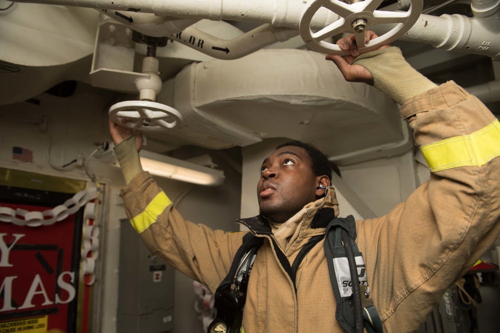 USS Chung-Hoon Sailors conduct damage control training