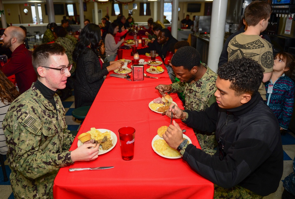 Nimitz Sailors Enjoy Christmas Dinner