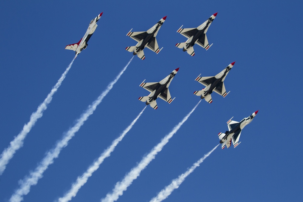 DVIDS Images Military performers dazzle at Great Pacific Airshow