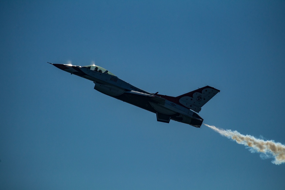 DVIDS Images Military performers dazzle at Great Pacific Airshow