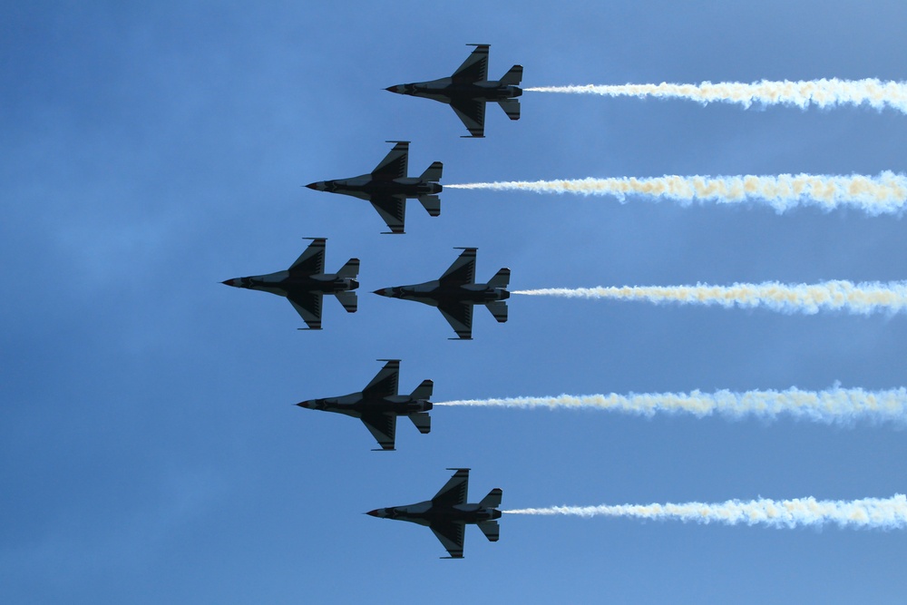 DVIDS Images Military performers dazzle at Great Pacific Airshow