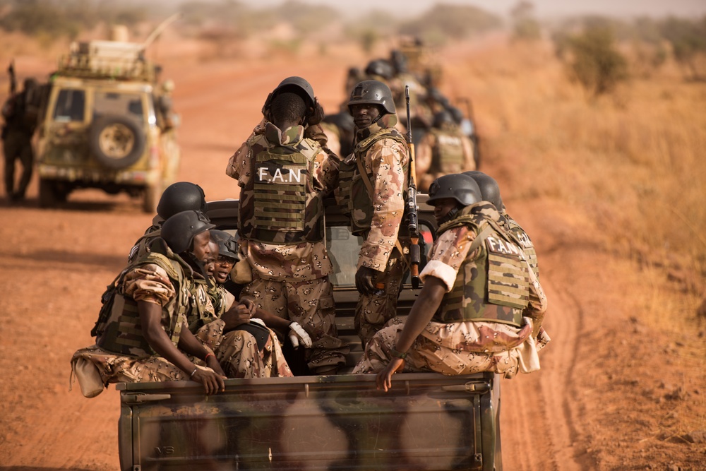 Flintlock 2018 FAN Soldiers Conduct Security Halt