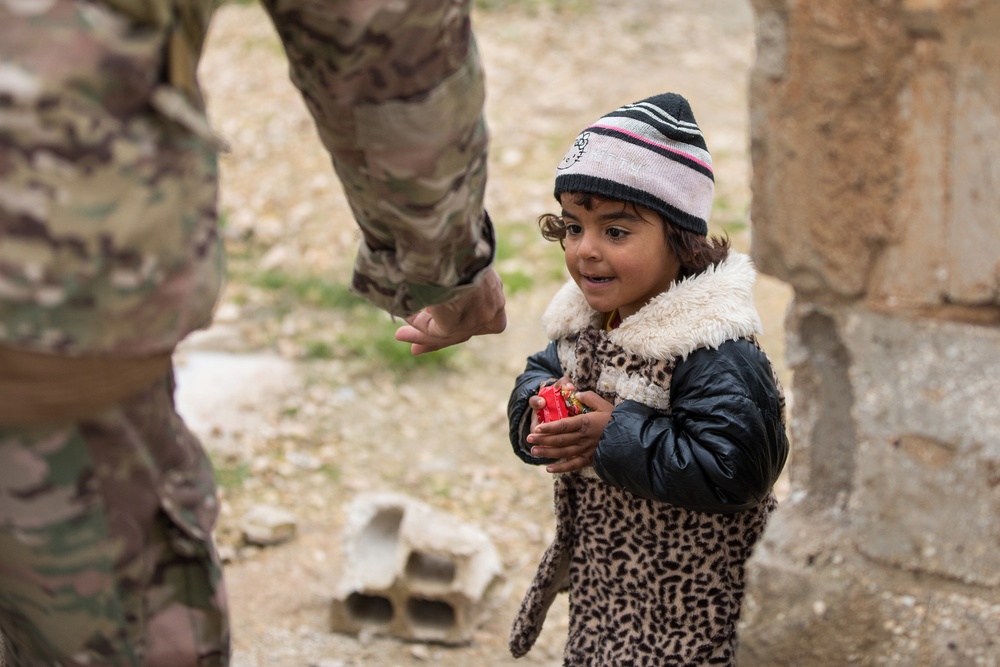 Coalition Forces Visit Children in Ayn Issa