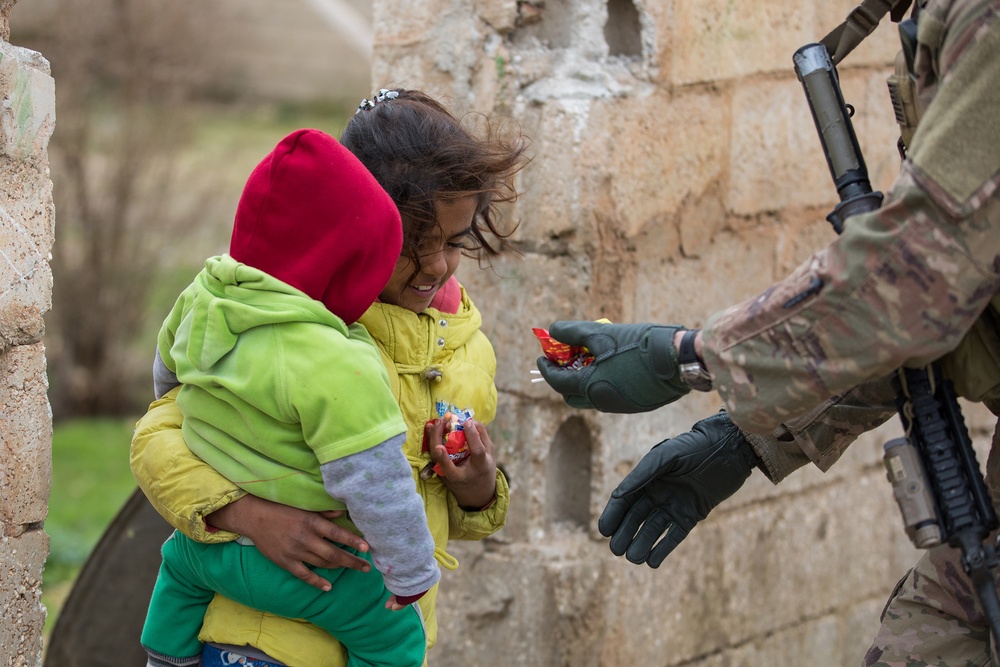 Coalition Forces Visit Children in Ayn Issa