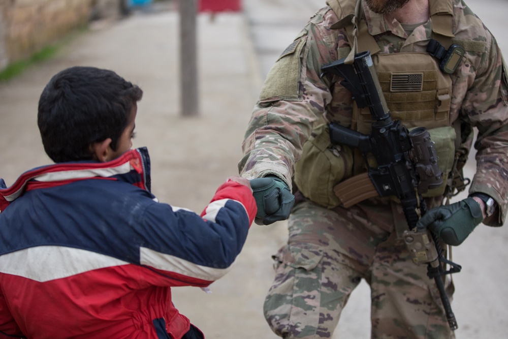 Coalition Forces Visit Children in Ayn Issa