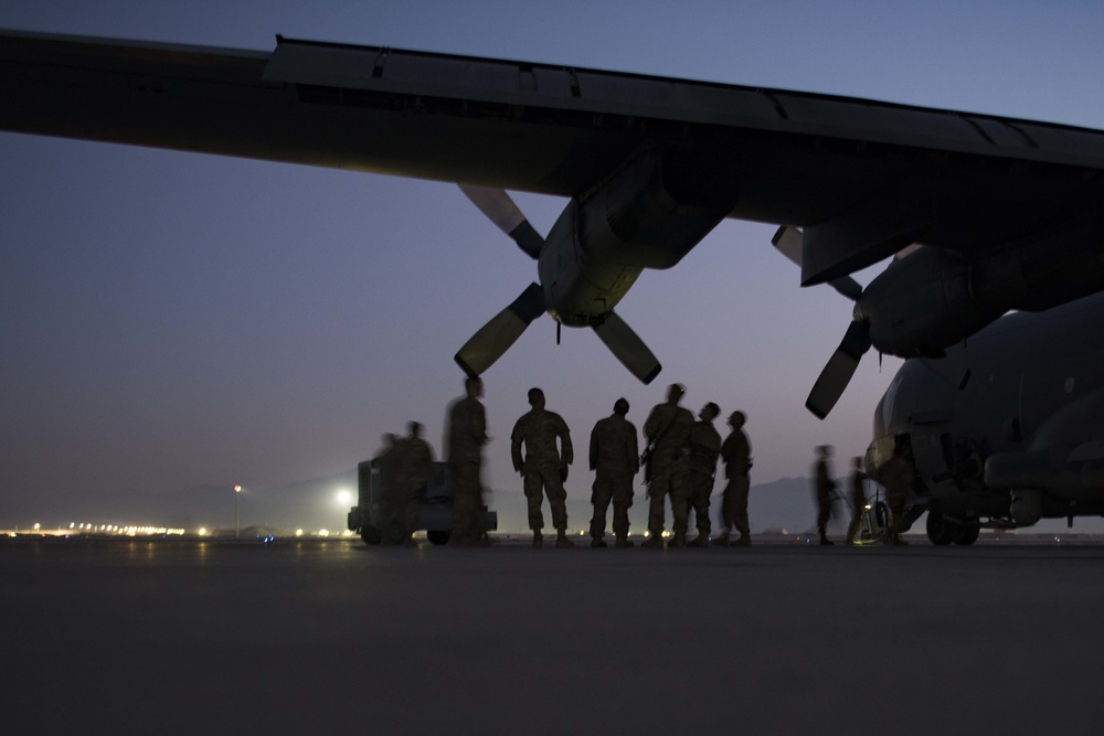 Airmen visit AC-130U Gunship
