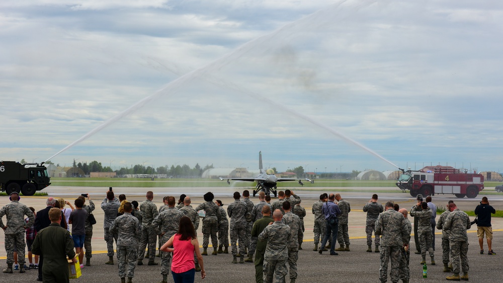 Gen. Landrum takes 'fini-flight' over Aviano