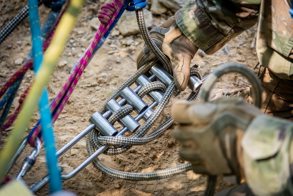 Soldiers Participate in Rope Rescue Course