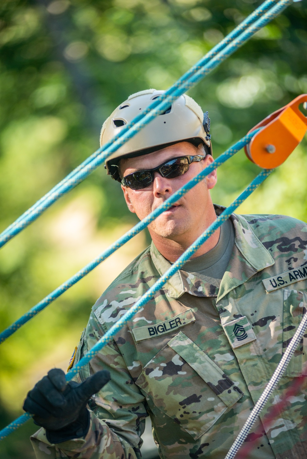 Soldiers Participate in Rope Rescue Course