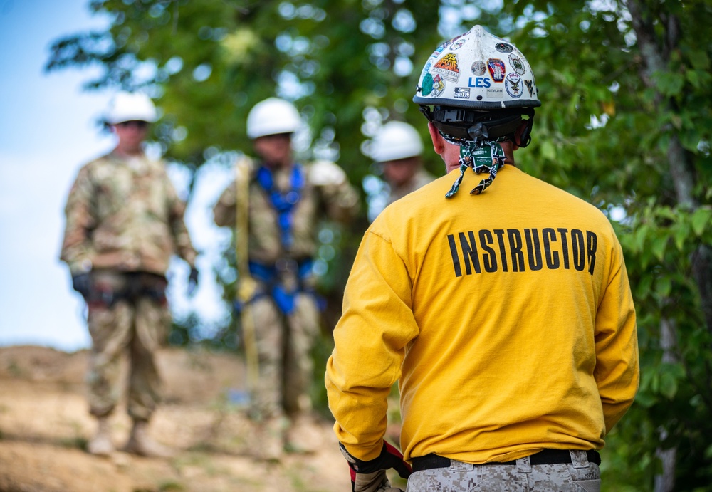 Soldiers Participate in Rope Rescue Course