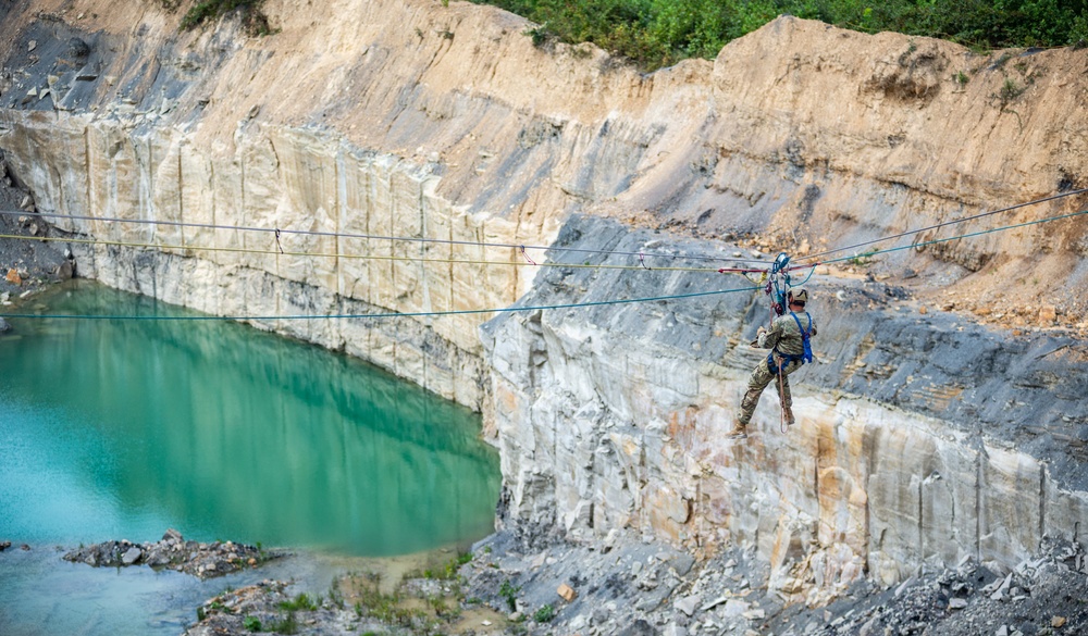 Soldiers Participate in Rope Rescue Course