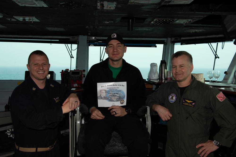 U.S. Sailor recieves Sailor of the Day award