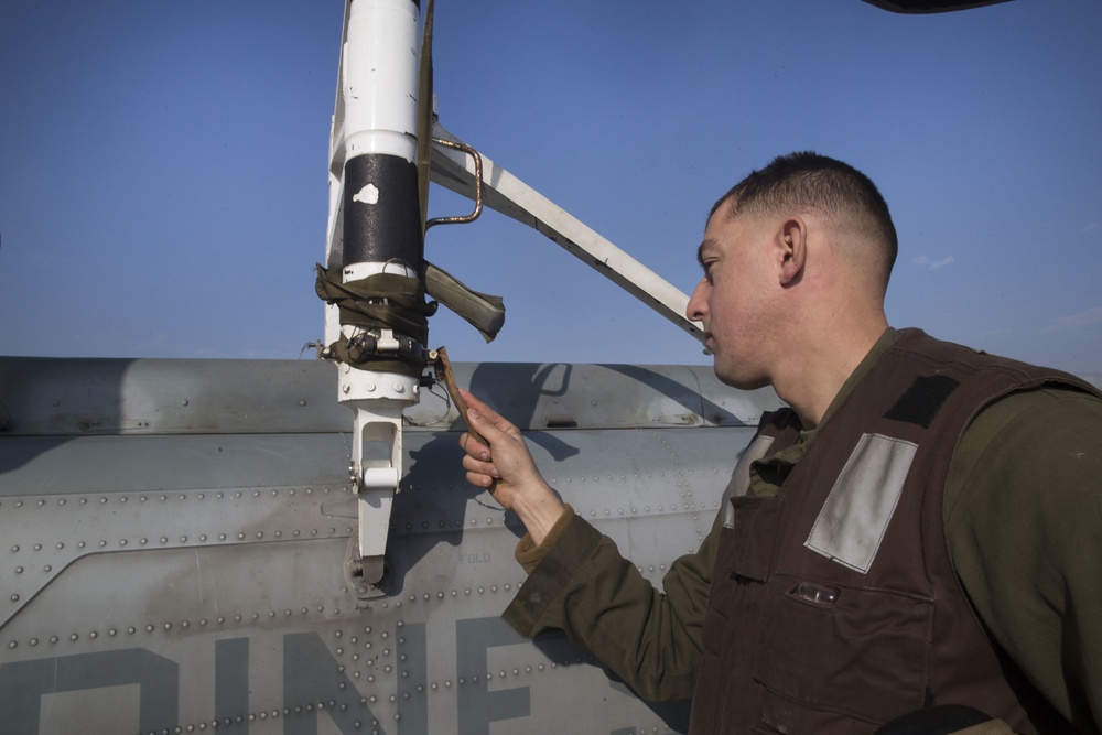 USS Anchorage transits Suez Canal