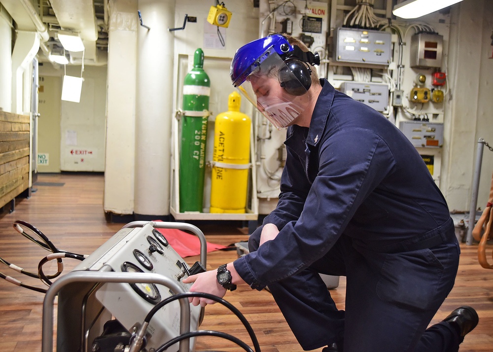 Blue Ridge Sailors operate SCBA recharge station.