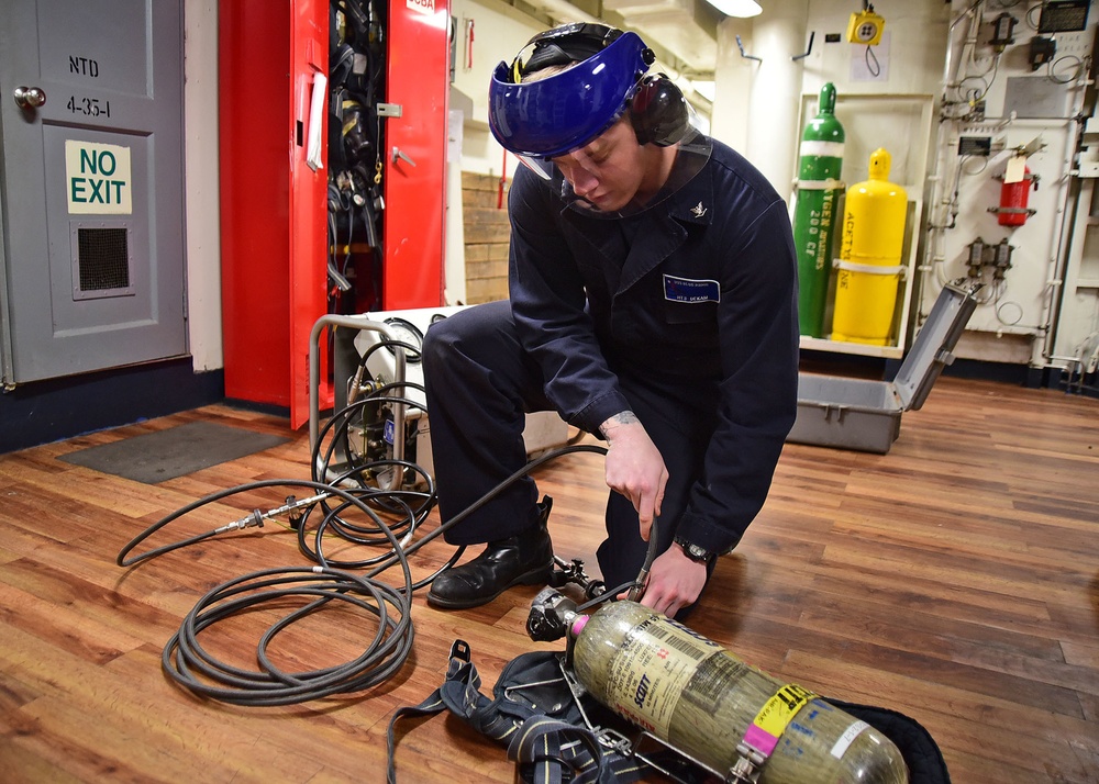 Blue Ridge Sailors operate SCBA recharge station.