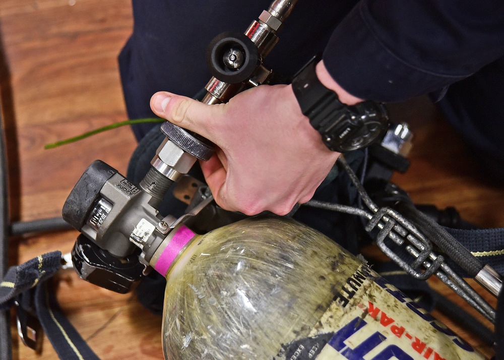 Blue Ridge Sailors operate SCBA recharge station.