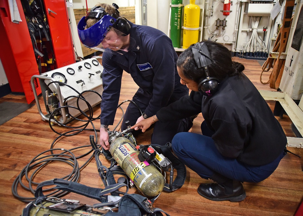 Blue Ridge Sailors operate SCBA recharge station.