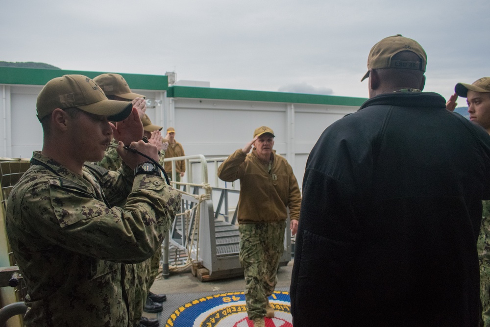 Commander, U.S. 7th Fleet Visits USS Ashland