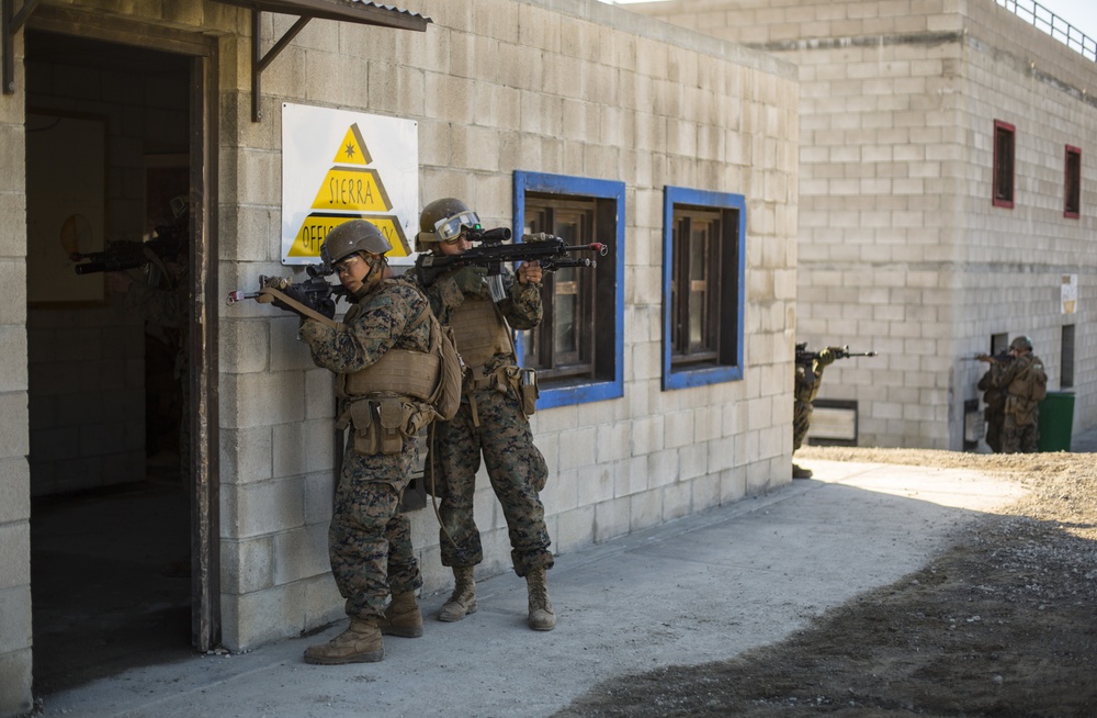 DVIDS - Images - SOI-W Marines conduct breaching and room clearing ...