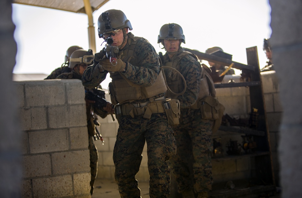 DVIDS - Images - SOI-W Marines conduct breaching and room clearing ...