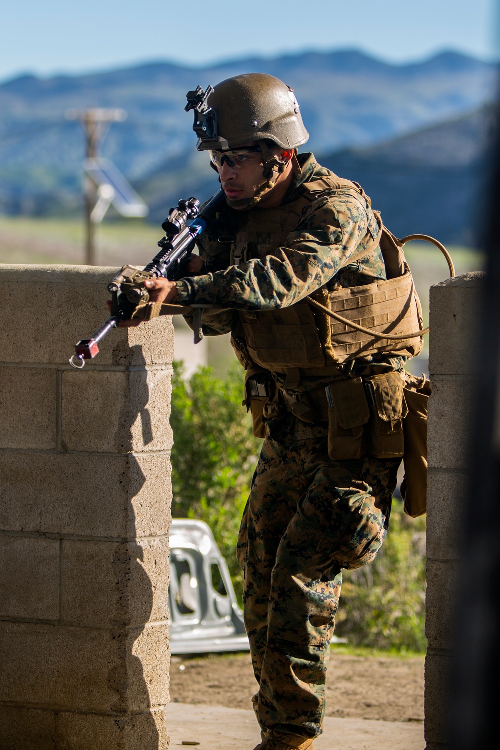 SOI-W Marines conduct breaching and room clearing training