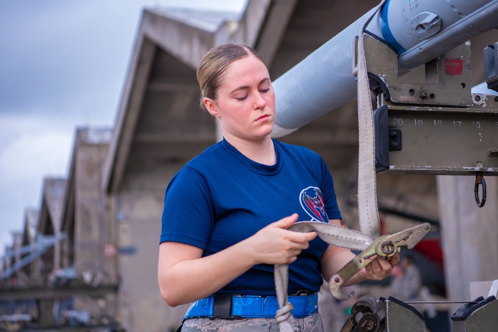 Faceoff: 67th and 44th AMU compete in a weapon load competition.