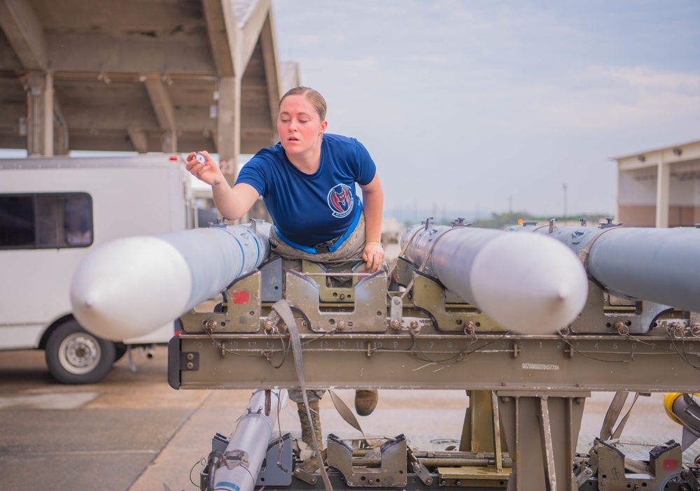 Faceoff: 67th and 44th AMU compete in a weapon load competition.