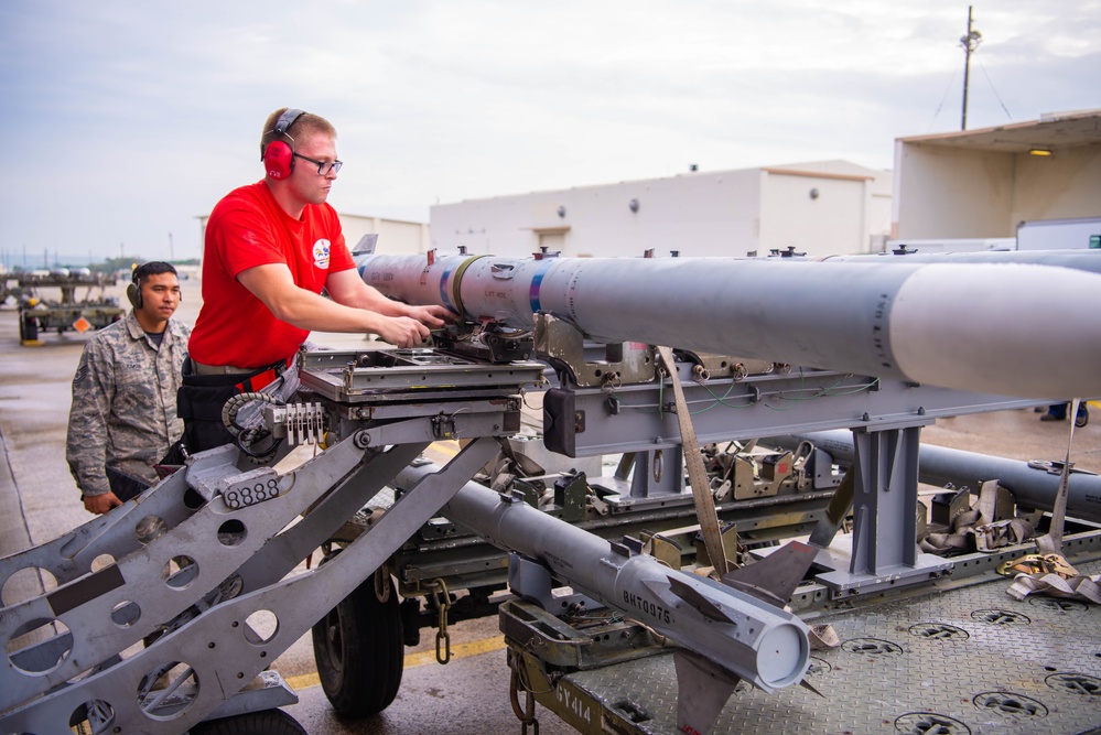Faceoff: 67th and 44th AMU compete in a weapon load competition.