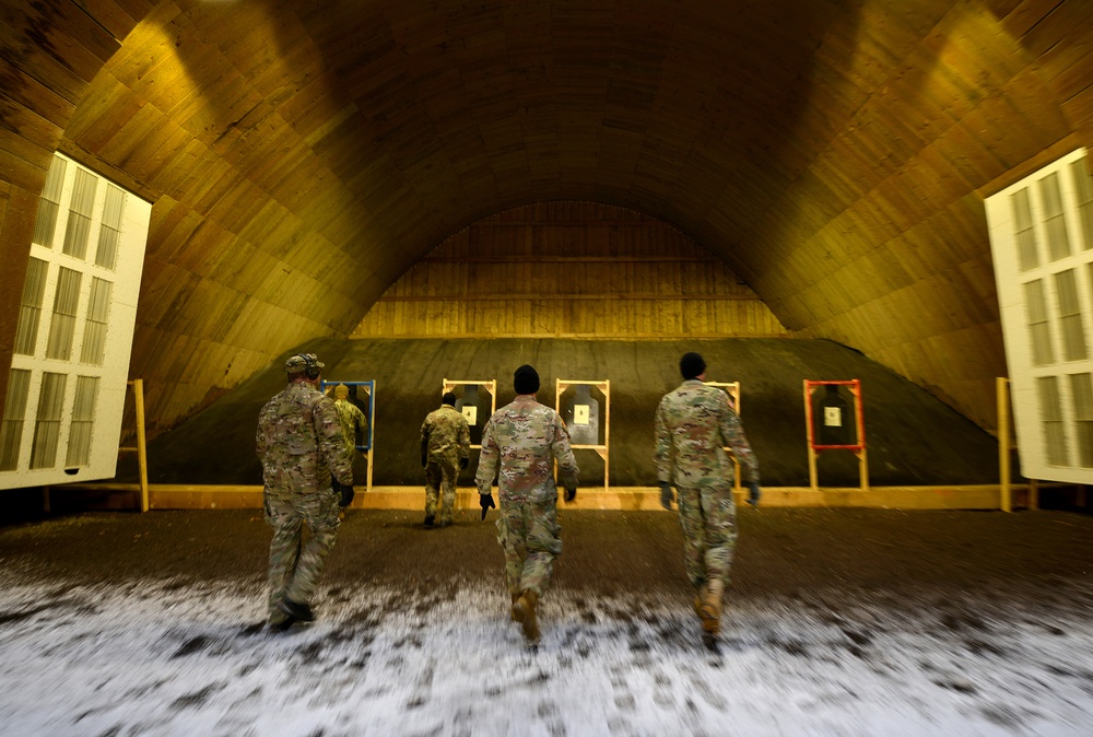SOCEUR members conduct M-4 training