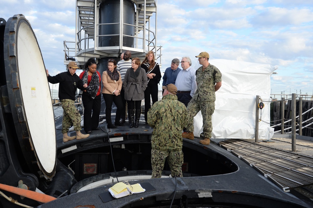 Rear Admiral (ret) Frank Thorp Visits USS Washington (SSN 787)